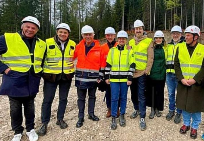 Il ministro Abodi ispeziona i lavori per la pista di bob di Cortina: "Siamo in anticipo sulla tabella di marcia"