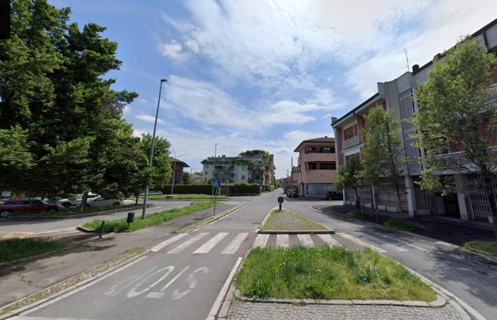 Ferisce gravemente, accoltellandola, la convivente e appicca il fuoco, poi fugge. Ricercato un 66enne