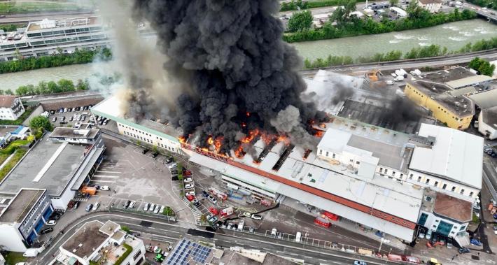 A Bolzano grande incendio alla Alpitronic, l&rsquo;azienda leader delle colonne di ricarica per auto elettriche: chiuso lo spazio aereo sopra la citt&agrave; 