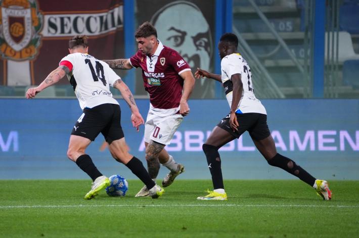  La stagione del Parma in B finisce con un pareggio nel derby:  Reggiana - Parma: 1-1 . Ora  la serie A!