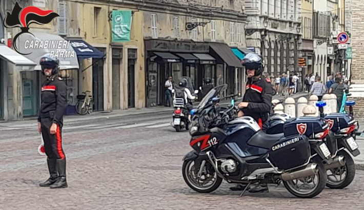 Parma: Subisce il furto di denaro e smartphone, viene contattato dai presunti autori, che millantano di essere carabinieri e cercano di estorcergli soldi. Coppia arrestata in flagranza per tentata est