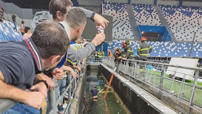 Alla fine del derby di ieri con la Reggiana un tifoso parmigiano &egrave; sceso nel fossato per cercare di recuperare il suo telefonino