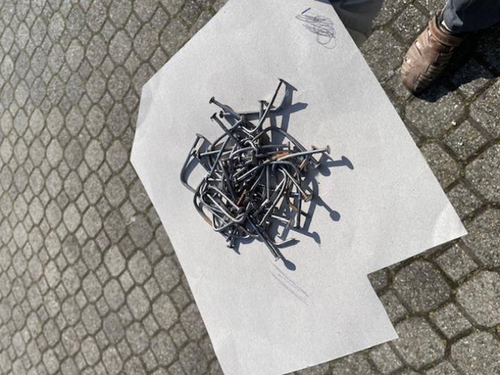 Chiodi sparsi  lungo le strade. &laquo;Qualcuno pu&ograve; farsi male&raquo;