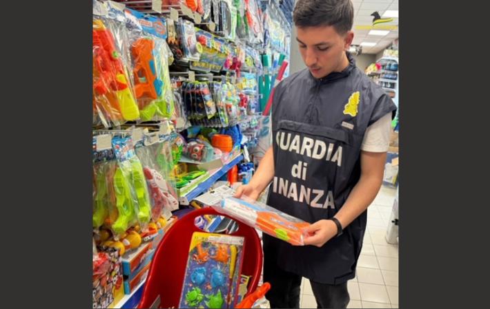 Sequestrati 884 giocattoli da spiaggia non conformi ai requisiti di sicurezza