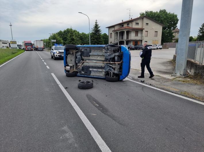 Auto si ribalta in mezzo alla strada: paura, danni ma ferite lievi per il conducente