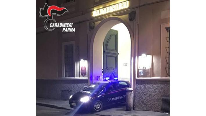 Gli scippa il telefono e gli ruba il monopattino: 250 euro per riaverli. Denunciato 50enne