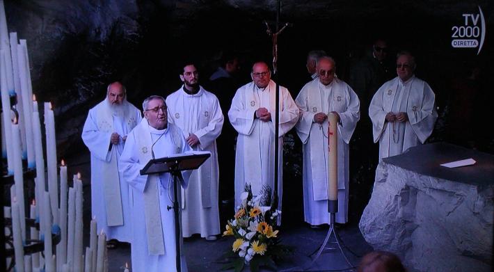 Don Renato recita il rosario in diretta da Lourdes in diretta su Tv2000
