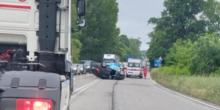 Auto si ribalta  in via Burla,  problemi al traffico