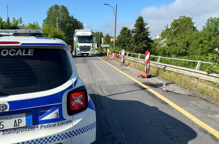 Camion in avaria, chiuso il ponte di Castellina 