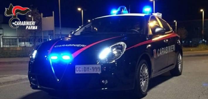 Le aprono la portiera mentre fa manovra in un parcheggio a Parma: 51enne denunciato dai carabinieri di Monticelli