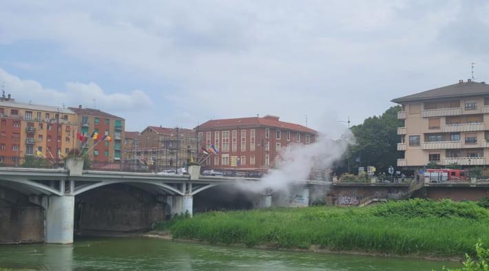 Incendio sotto il Ponte delle Nazioni 