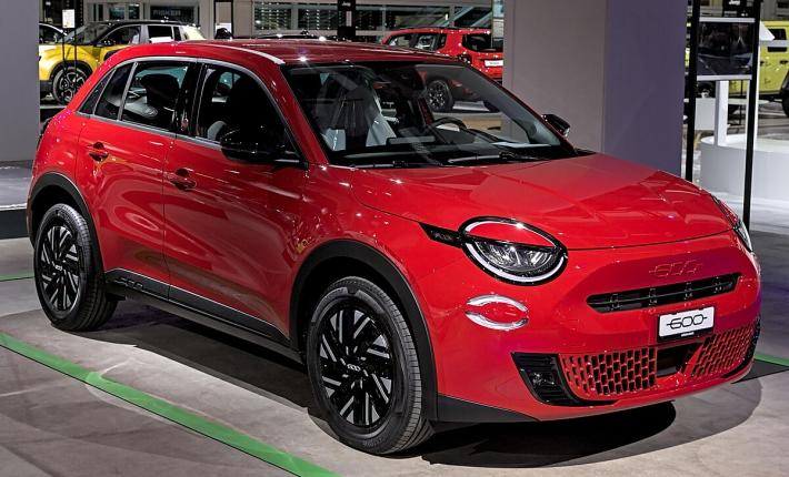 Stellantis rimuove il tricolore  anche dalla Fiat 600 fatta in Polonia