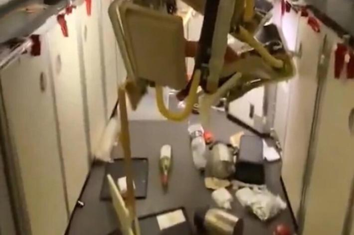 Turbolenze sul volo Singapore Airlines, 20 in terapia intensiva