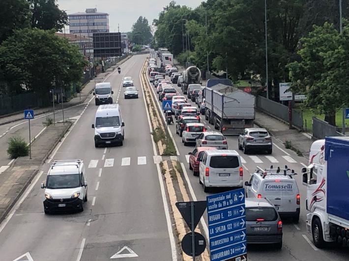 Frontale tra un'auto e un camion in via Emilio Lepido, un ferito grave. Traffico bloccato