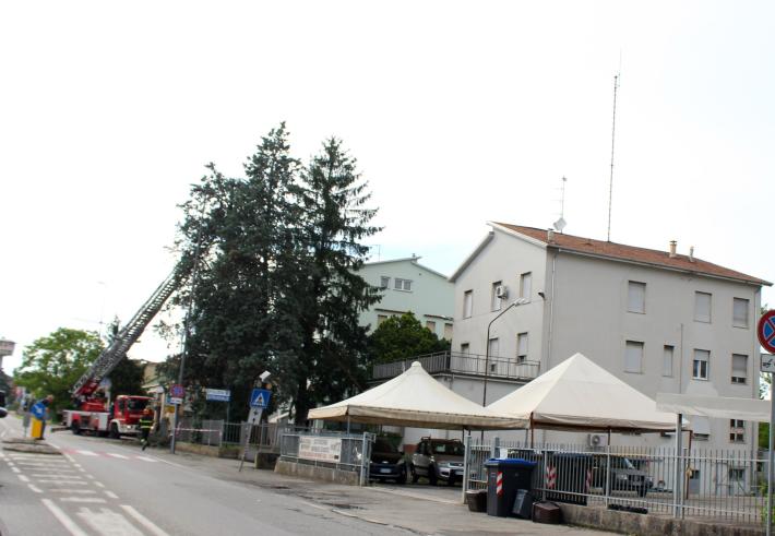 Intervento dei vigli del fuoco davanti alla sede della Polstrada