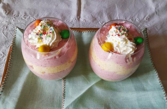 Semplici coppette  fragole e pesche