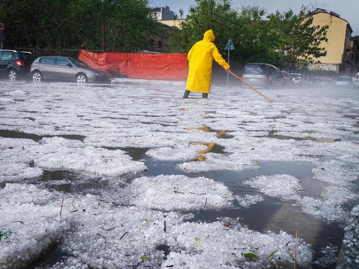 Bomba d'acqua (e grandine)  su Forl&igrave;: le strade si sono trasformate in torrenti