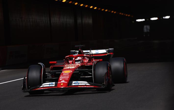 La Ferrari di Leclerc in pole a Monaco. Verstappen solo sesto 