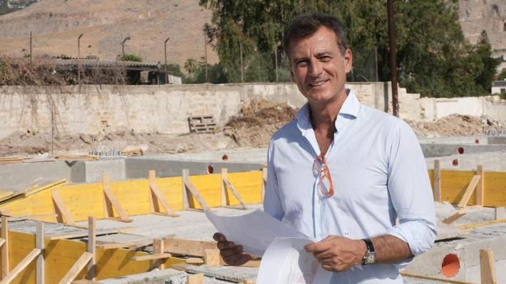 Trovato morto in auto: "Il mio avvocato sa tutto". Nessun segno sul corpo, per le telecamere &egrave; suicidio. Il legale e la figlia: "Non si &egrave; tolto la vita"