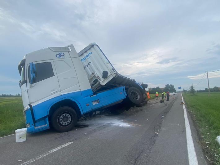 Un tir esce di strada e si ribalta in via Burla. La strada resta chiusa almeno fino alle 23
