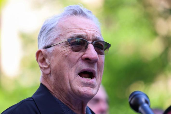 Robert De Niro attacca Trump fuori dal tribunale dove si svolge il processo al tycoon: "E' colpevole. Deve andare in galera"
