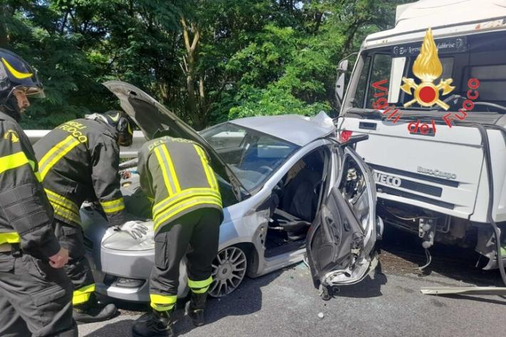 Auto in panne colpita da furgone, un morto e 2 feriti sulla A2