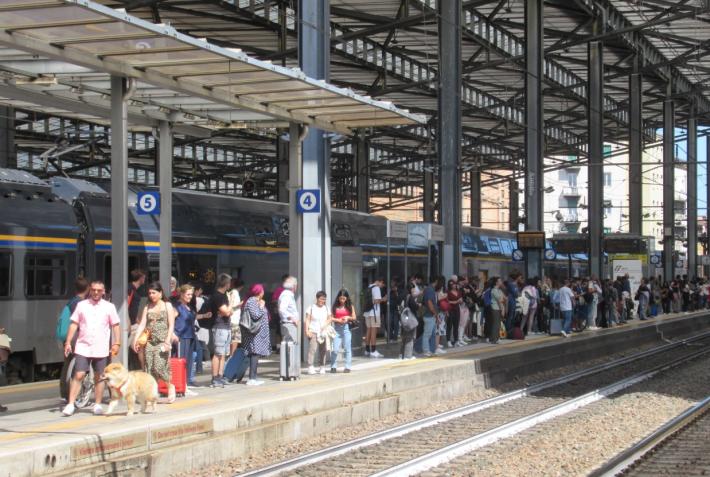Guasto (riparato) alle linea elettrica verso Bologna: giornata di forti ritardi alle stazioni di  Parma  e Fidenza,