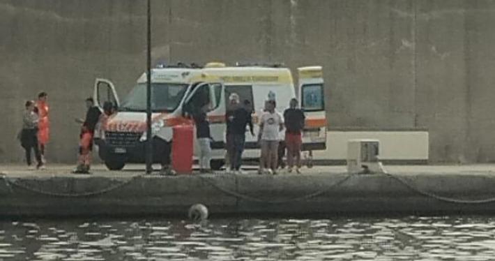Auto finisce in mare nel  porto di Lavagna: gravi una mamma e il suo bimbo