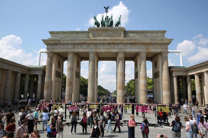 Secondo gli exit poll la Cdu-Csu (popolari) &egrave; il primo partito in Germania, ma l'estrema destra di AfD sorpassa la Spd (socialdemocratici)