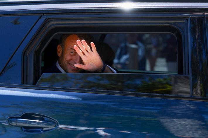 Francia, stravince il partito di Le Pen, Macron crolla: 16 punti tra l'estrema destra e il partito di governo. Il presidente parla alla Nazione