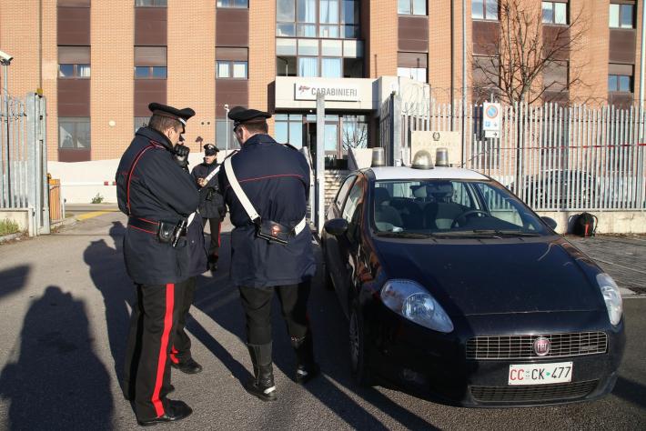 Va in caserma con il cadavere della moglie in auto: arrestato per omicidio dai carabinieri di Modena