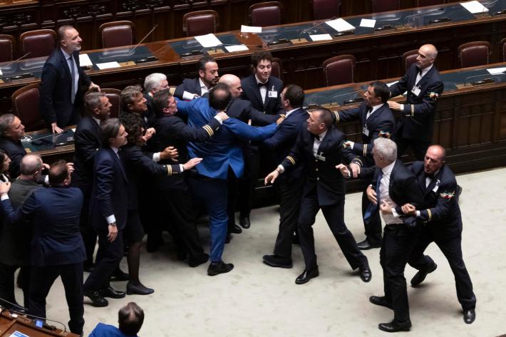 Rissa alla Camera: aggredito Donno (M5S). Il deputato cade e si sente male, esce in carrozzina