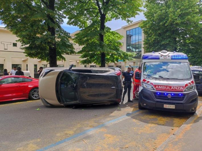 Auto ribaltata in via Kennedy: un ferito, strada chiusa