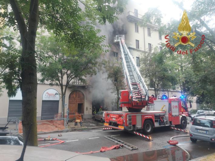 Incendio in un'utofficina a Milano. Poi le fiamme, partite da un'auto in riparazione, si propagano ai piani alti della palazzina: tre morti e tre feriti