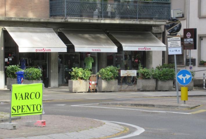 Corsia preferenziale di via Zarotto: &laquo;varco spento&raquo; per i lavori in via Torelli. E c&rsquo;&egrave; (finalmente) il cartello &laquo;7.30-19.30&raquo;
