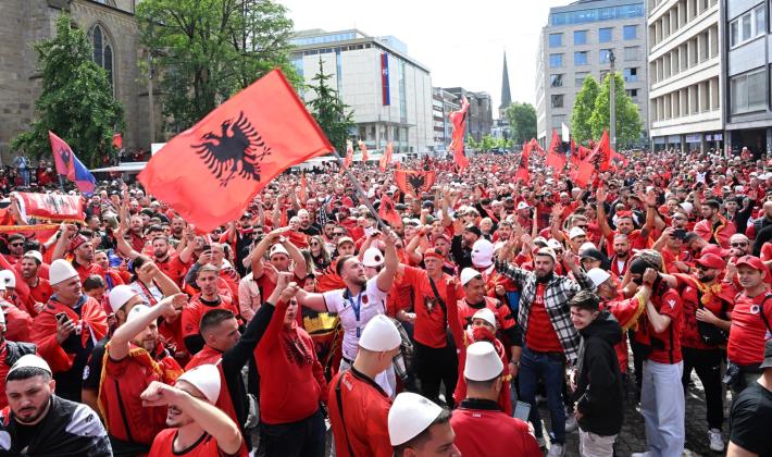  Euro24: fermati 50 tifosi italiani con coltelli e bombe carta 