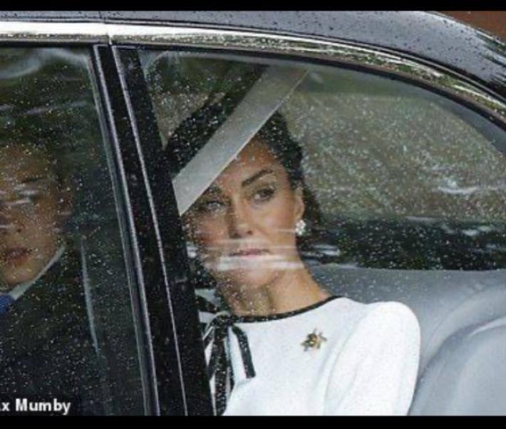 Kate riappare in pubblico, a Buckingham Palace per la parata 
