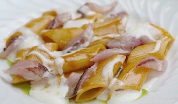 Pennone in brodetto, suro scottato e salsa d'aglio 