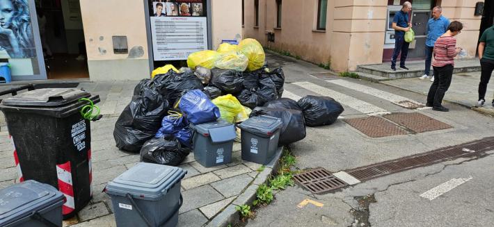 Traversetolo, lascia una montagna di rifiuti in piazza Battisti: individuato e multato  dagli agenti della polizia locale della Pedemontana