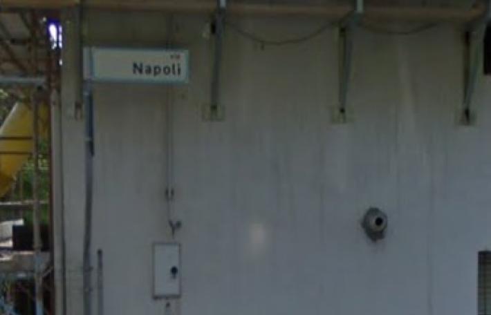 A Quattro Castella, auto esce di strada e sbatte contro una casa: grave una 55enne 