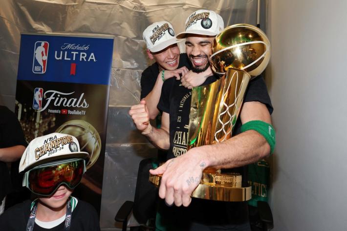 I Boston  Celtics campioni Nba, vincono gara 5 contro Dallas e conquistano il 18 anello. Come loro nessuno