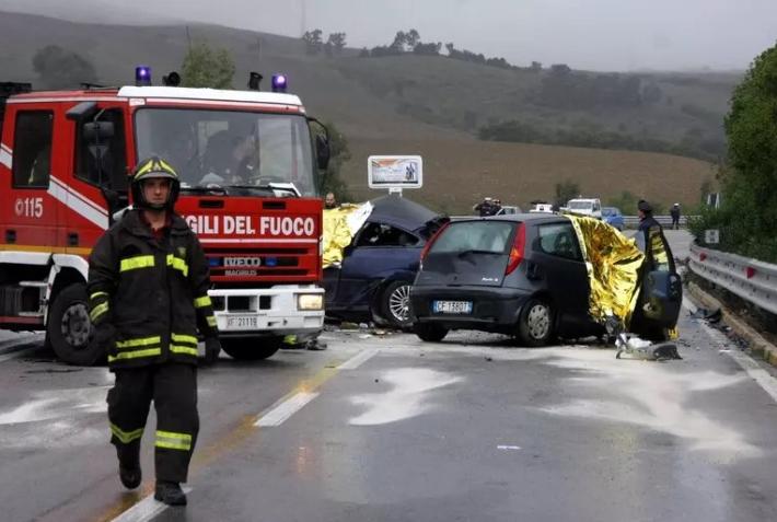 Pranzo pasquale, diversi interventi del 118 per indigestione