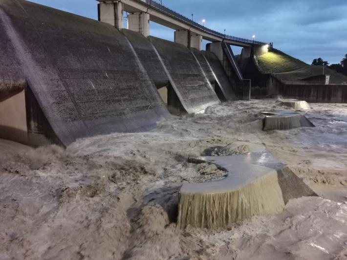 Specialisti Aipo al lavoro per le paratie delle casse di espansione della Parma. Allerta alla diga di Mignano