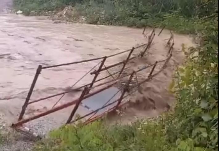 Ozzanello: la furia dell'acqua porta via una passerella - Video 