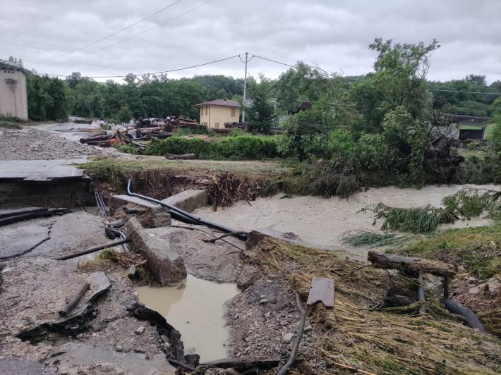 La corrente fa crollare il ponte sul Termina