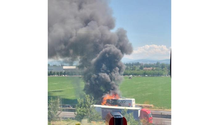 Pullman in fiamme in A1: denso fumo nero  e code fra Campegine e Reggio 