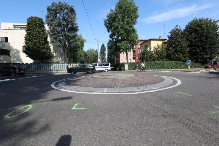 Bici elettrica investita da un'auto in via Zarotto