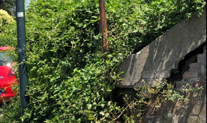 "Il muro di contenimento  del sottopasso ferroviario tra Via Bernini e Via Buffolara &egrave; pericoloso"