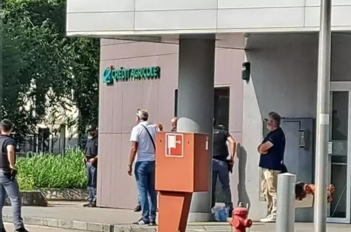 Tentato furto in banca, agenti circondano l'edificio