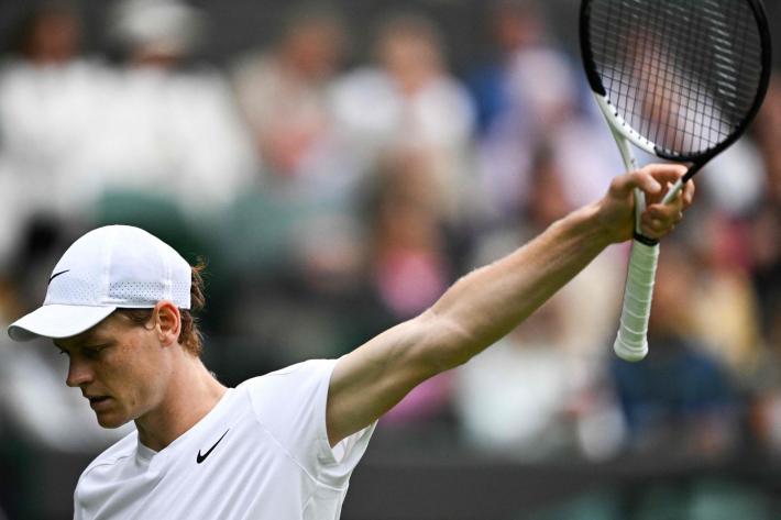 Wimbledon, Sinner passa il turno (con un po' di fatica). Ora incontrer&agrave; Berrettini